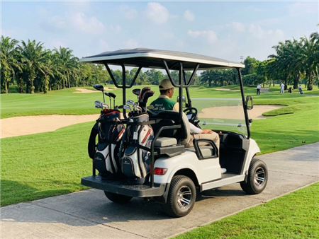 Xe Điện Chạy Trong Sân Golf Chở Gậy Và Caddie Ngồi Sau: Xu Hướng Mới Cho Sân Golf Chuyên Nghiệp