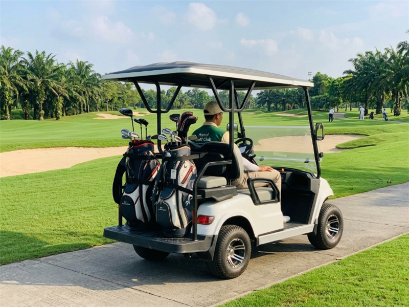 Xe Điện Chạy Trong Sân Golf Chở Gậy Và Caddie Ngồi Sau: Xu Hướng Mới Cho Sân Golf Chuyên Nghiệp